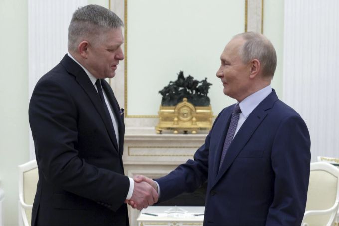 Robert Fico (links) traf sich am 22. Dezember mit Russlands Präsident Wladimir Putin. Die Ukraine wirft ihm vor, mit dem Kreml zu kooperieren. (Archivbild) Ukraine