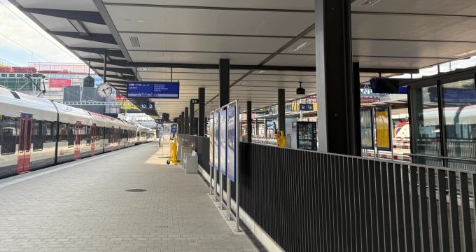 Dort wo sich am Bahnhof Basel SBB mal das Gleis 17 befand, gibt es nun ein verbreitertes Perron. bahnhof basel sbb