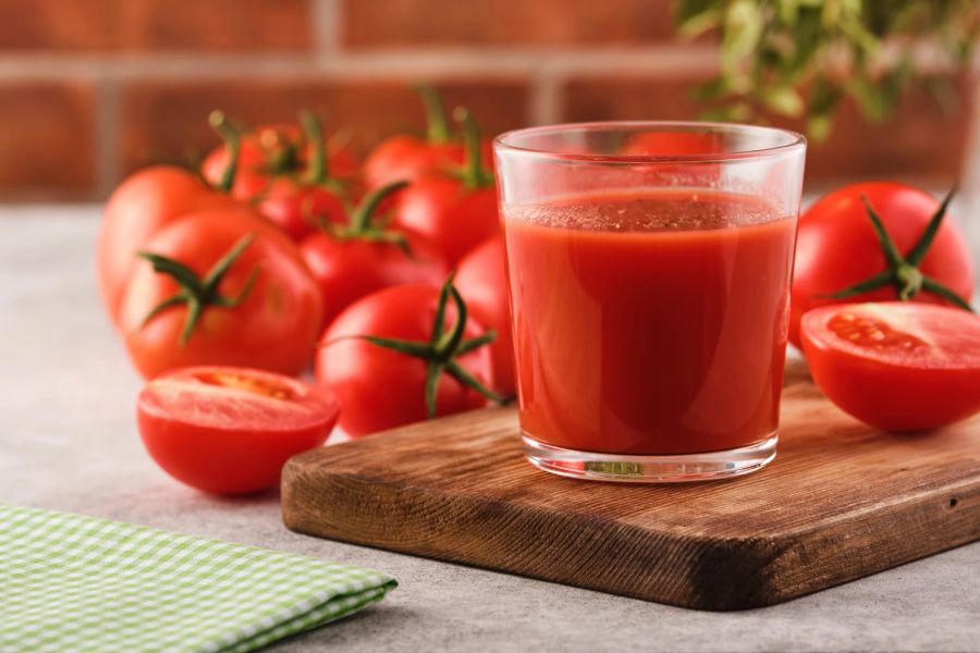 tomatensaft auf brett