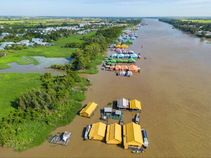 Vielerorts leben die Menschen zum Schutz vor den Regenfluten noch traditionell in schwankenden Häusern aus Bambus auf Holzstelzen. Mekong Flussreise Südostasien