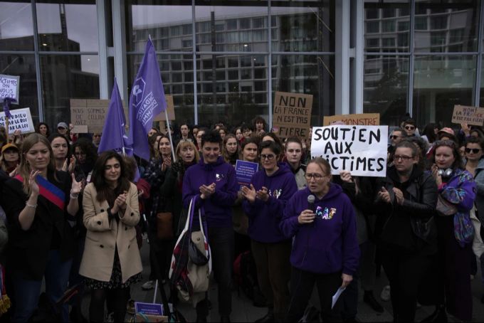 Vor dem Gerichtsgebäude versammeln sich Demonstrantinnen. Depardieu