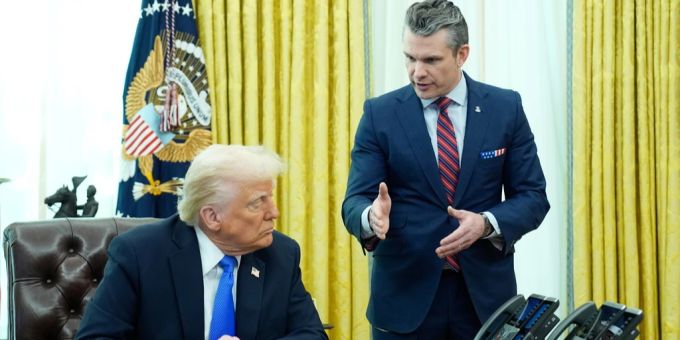 Donald Trump und Verteidigungsminister Pete Hegseht haben sich mit der Chat-Publikation blamiert. (Archivbild) Donald Trump