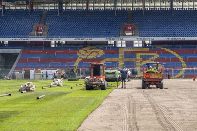 Zweimal innerhalb von einem halben Jahr musste im Basler St. Jakob-Park der Rasen ausgetauscht werden – hier Aufnahmen von letztem Sommer. fc basel