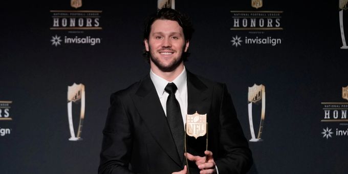Josh Allen wurde erstmals zum MVP gewählt - das hat sich nun auch finanziell gelohnt für den Quarterback der Bills. NFL Josh Allen