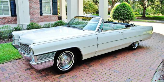 Der 1965 Cadillac DeVille war ein luxuriöses Full-Size-Auto mit einer beeindruckenden Länge von über 5,7 Metern. Cadillac DeVille