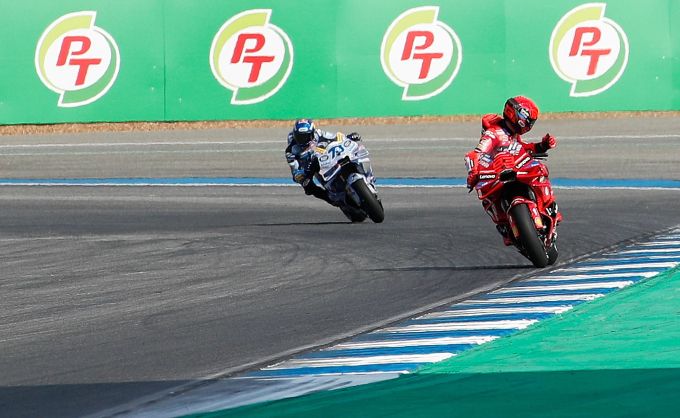 Marc Marquez schaut zurück und hält Bruder Alex auf Distanz. Marc Marquez