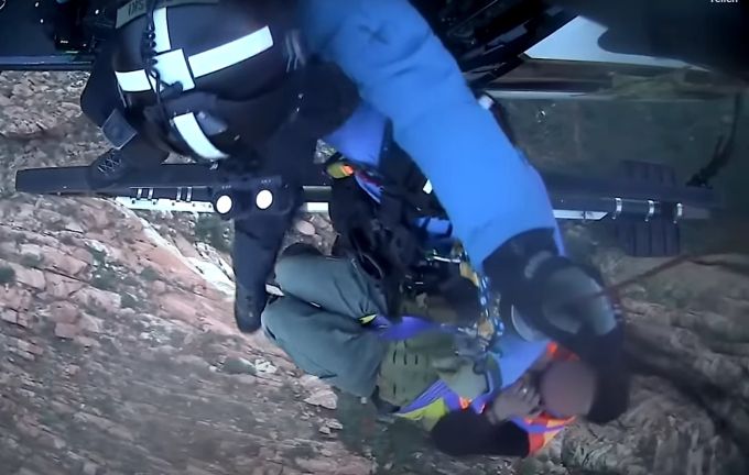 Ein Helikopter konnte das Vater-Sohn-Duo am nächsten Morgen retten. Hubschrauber Rettung