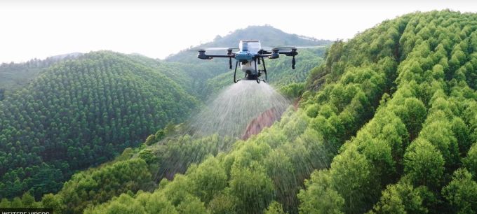 Eine Agrar-Drohne im Einsatz. Drohne im Wald