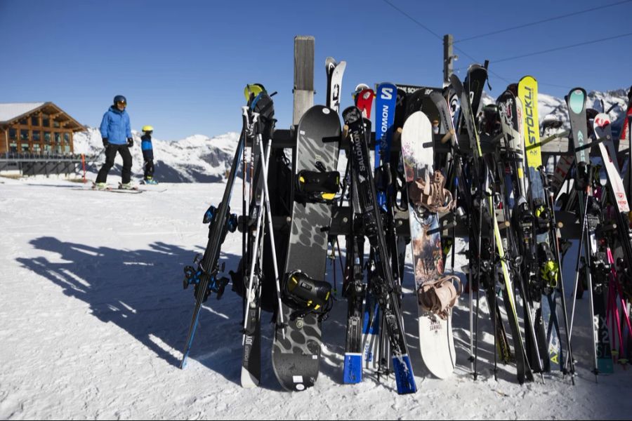 Kein Einzelfall: In dieser Saison verzeichnet die Kantonspolizei Bern einen Anstieg an Diebstählen in den Skigebieten. (Symbolbild)