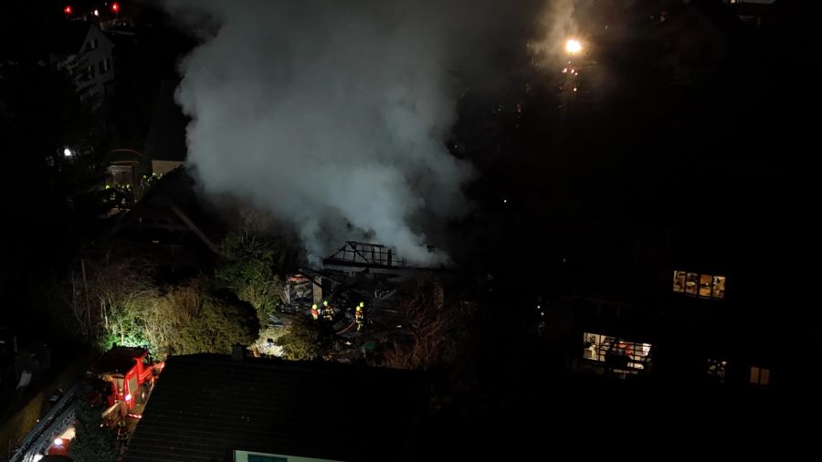 Die Feuerwehr steht auch knapp drei Stunden nach dem Entfachen des Feuers im Einsatz.