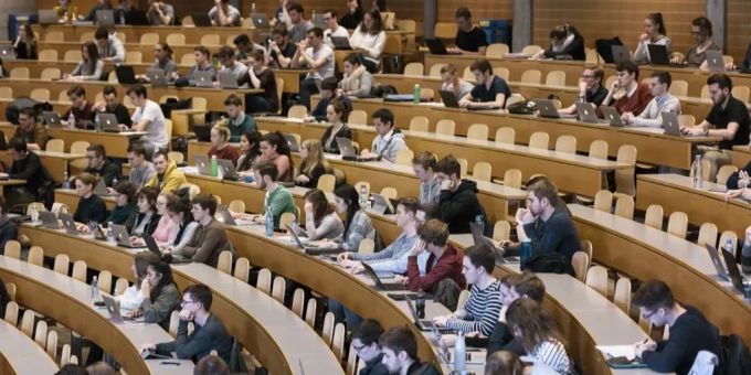 Studierende in einem Hörsaal: Viele von ihnen stehen laut Wissenschaftlern schon heute finanziell unter Druck. (Symbolbild) Studierende