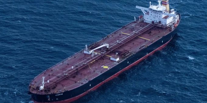 Sassnitz - Russischer Öltanker der Schattenflotte vor Rügen geschleppt