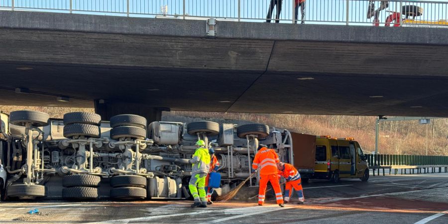 Aufräumarbeiten sind bereits im Gange, die Autobahn A51 ist in Richtung Zürich gesperrt.