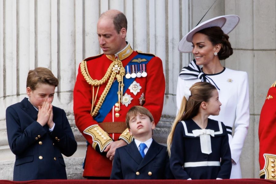 Dabei kann es auch ganz schön langweilig werden, wie man Prinz Louis (Mitte) deutlich ansieht. (Archibild)