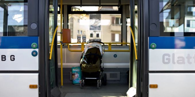 Ist eine Unfallgefahr im öffentlichen Nahverkehr: der Kinderwagen. Kinderwagen ÖV
