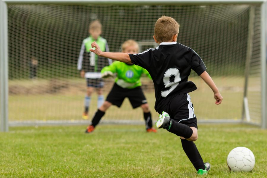 kinder spielen fussball