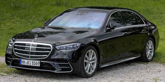 Auch die E-Klasse und die S-Klasse werden entsprechend umgestellt, wobei bei der S-Klasse zukünftig zwei Varianten – eine mit Verbrennungsmotor und eine elektrische - existieren. Mercedes-Benz S Klasse W223