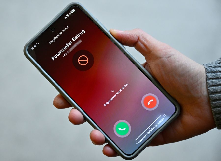 Scammer werden künftig mit bis zu 24 Stockschlägen bestraft. (Symbolbild)