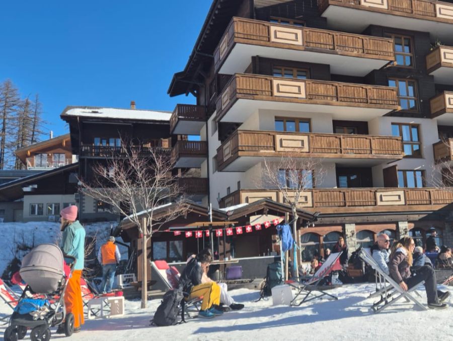 Auch wer mit dem Kinderwagen statt mit den Skiern unterwegs ist, nimmt gerne auf den Sonnenterrassen von Bellwald VS Platz.