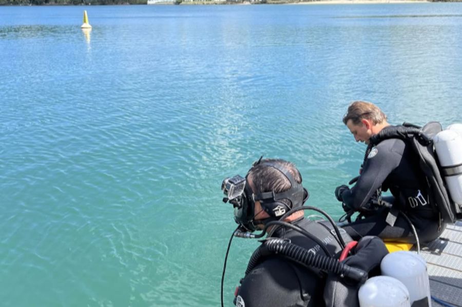 Laut Coral Expeditions wurde an Land und auf See eine Such- und Rettungsaktion gestartet.
