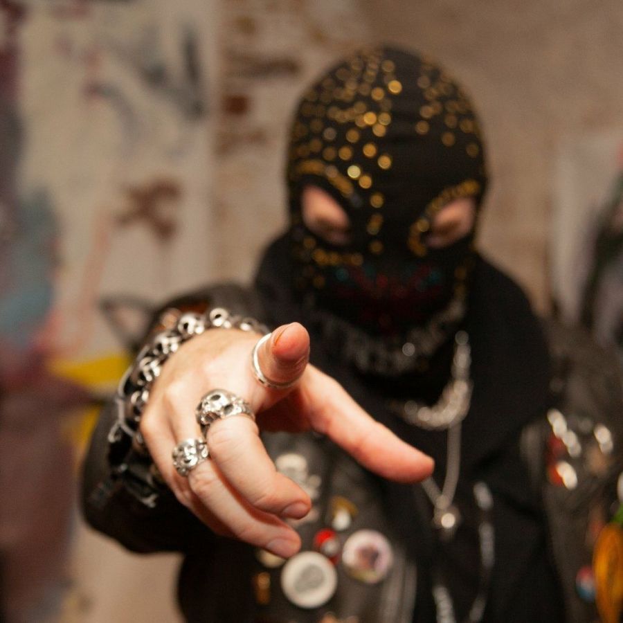 Mason ist wahrscheinlich am besten für seine Maske bekannt. Sie ist zu einem Markenzeichen geworden, das seine Identität verbirgt.