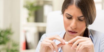 frau nimmt schmerzmittel