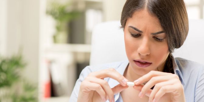 frau nimmt schmerzmittel