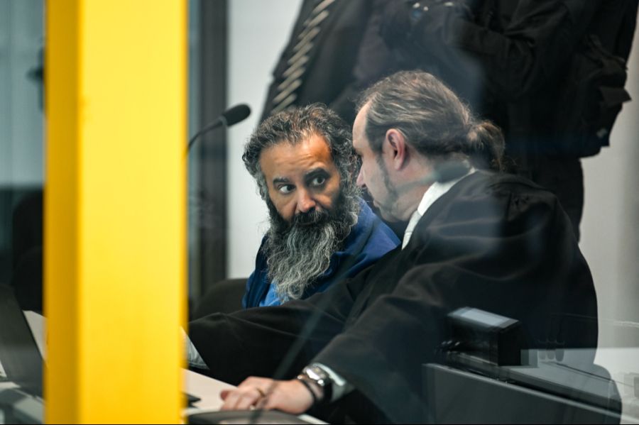 Der Angeklagte zeigte keine Reue, spricht über sich selbst, aber nicht über die Opfer.