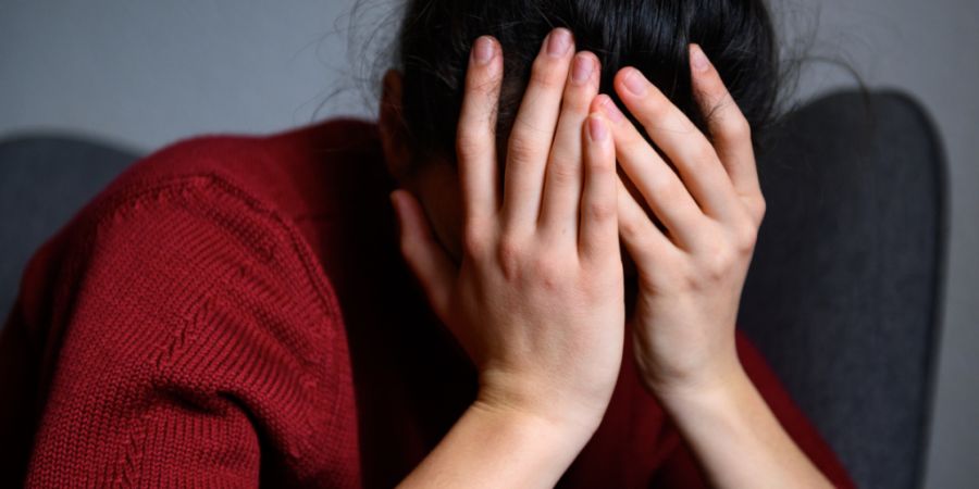 Die Anlaufstelle für Angehörige von psychisch erkrankten Menschen erhält im Kanton Basel-Stadt mehr finanzielle Unterstützung. (Symbolbild, gestellte Szene)