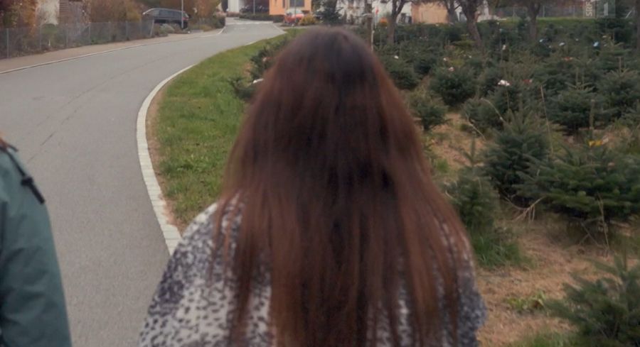 Zwei Frauen reden und lachen auf dem Heimweg von der Schule. Dann gibt ein Auto hinter ihnen Gas.