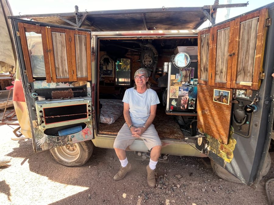 Künstler in altem VW Bus