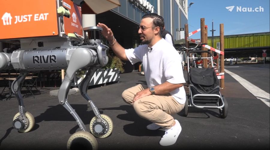 Der Roboter liefert während der Testphase Bestellungen aus dem Restaurant von Zeki Bulgurcu aus.