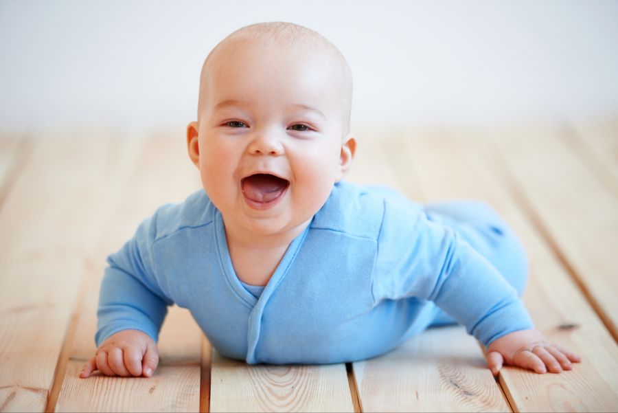 Baby boden blau glücklich