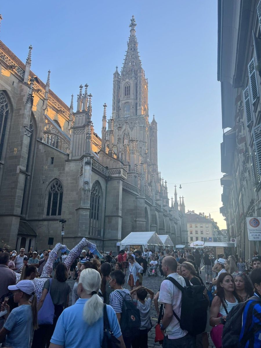 Viele Leute vor dem Münster.