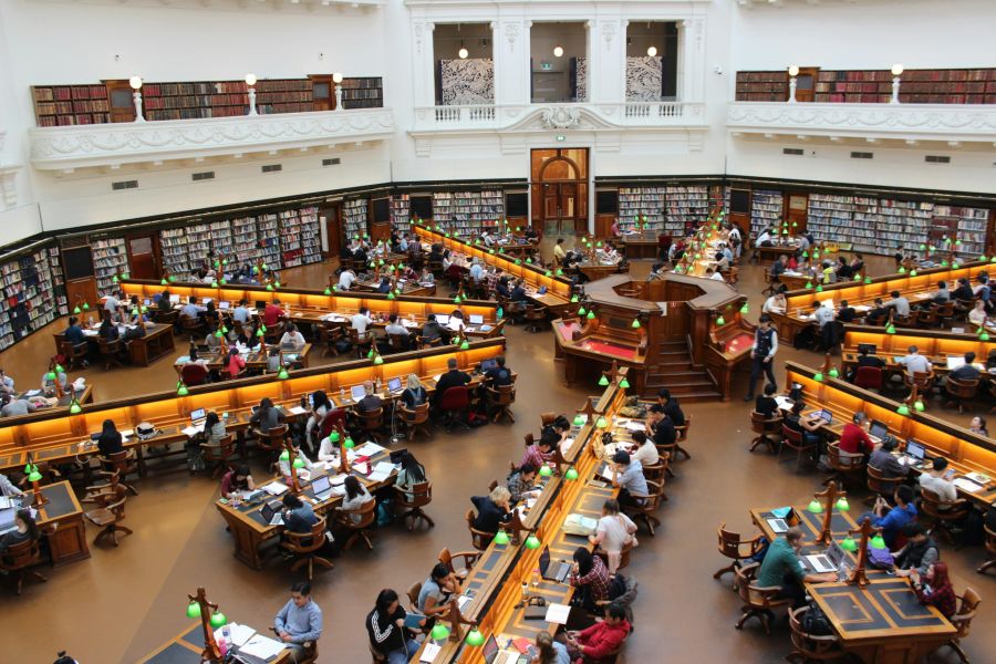 Swift fordert nun von den Hochschulen, dass sie praktische Kurse für die Studierende anbieten, um diese auf die finanziellen Herausforderungen der heutigen Zeit vorbereiten. (Symbolbild)