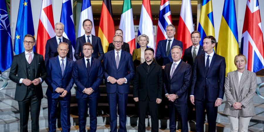 dpatopbilder - Teilnehmer der Verhandlungen über eine Friedenslösung in der Ukraine stehen für ein Gruppenfoto zusammen. Foto: Kay Nietfeld/dpa-Pool/dpa