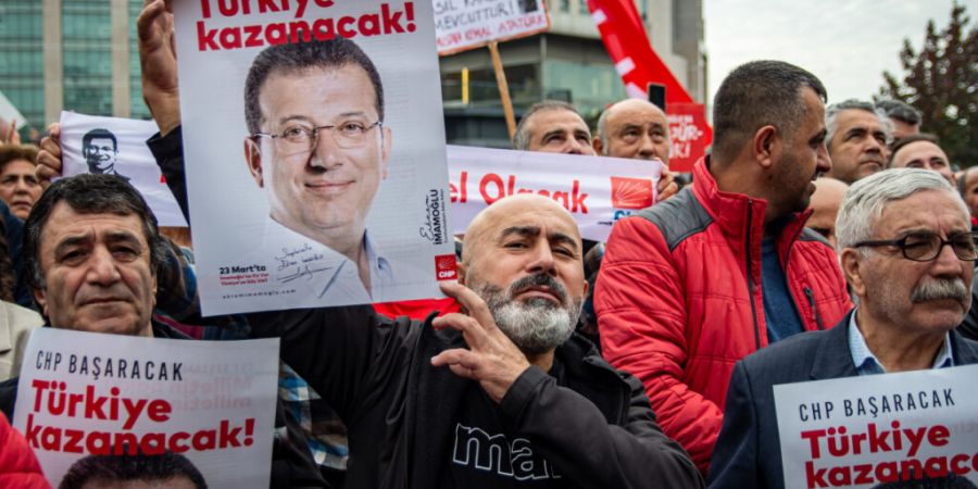ARCHIV - Anhänger von Ekrem Imamoglu versammeln sich vor dem Caglayan-Gerichtsgebäude in Istanbul (Archivbild). Foto: Abdullah Tepeli/ZUMA Press Wire/dpa