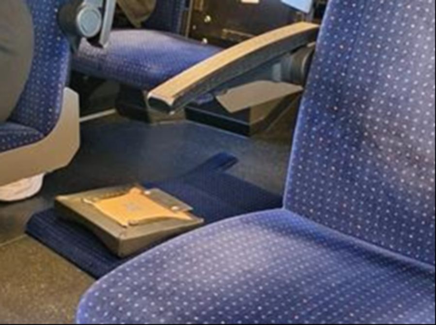 Das ganze Polster der Rückenlehne plus Kopflehne knallte in der S-Bahn auf den Boden.