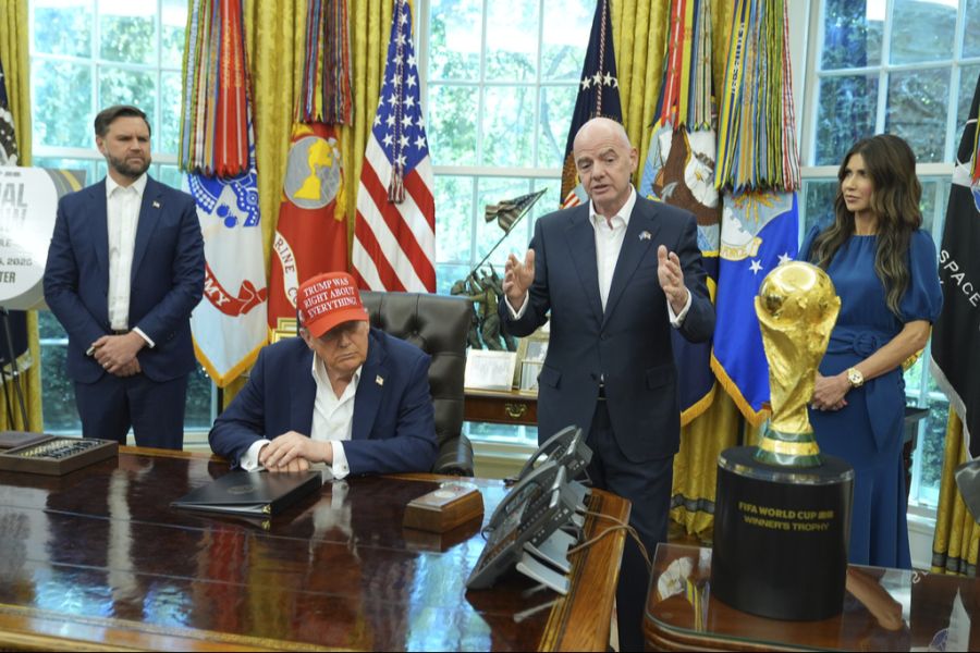 Beim Treffen mit Fifa-Boss Infantino im Oval Office legte Trump immer wieder die linke Hand über die rechte. So, als wolle er die Schminke verderben.