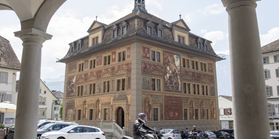 Mehr Grün und weniger Autos - dies wünscht sich die Bevölkerung von Schwyz. (Archivaufnahme)