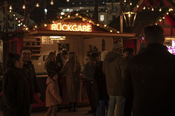 Zürcher Weihnachtsdorf Tassen mitgenommen