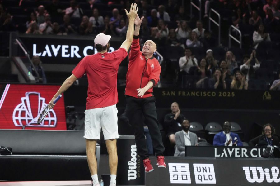 Um mit Aufschlagriese (2.11 m) Reilly Opelka abzuklatschen, musste Agassi seine Sprungkraft unter Beweis stellen.