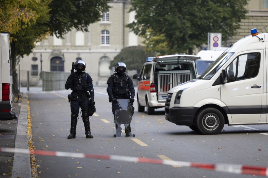 Mindestens ein Polizist hat sein Hörvermögen noch nicht vollständig zurückerlangt, weiss Nau.ch