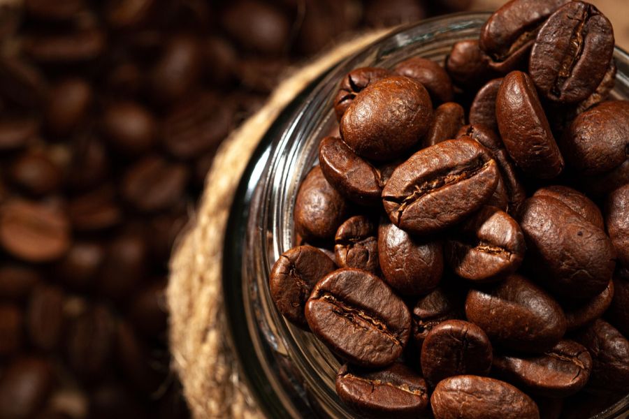 Auch ermahnt sie die Mitarbeitenden, sich nicht mit Kaffeebohnen für daheim einzudecken. «Das Gleiche gilt für Hafermilch- und Milch-Packs.»