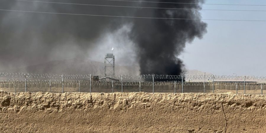 ARCHIV - Rauch steigt auf, nachdem eine Granate in einem Grenzgebiet während der Zusammenstösse zwischen pakistanischen und afghanischen Streitkräften explodiert ist - aufgenommen von der pakistanischen Seite der Grenze in der Nähe von Chaman. Foto: H. Achakzai/AP/dpa (Archivbild)