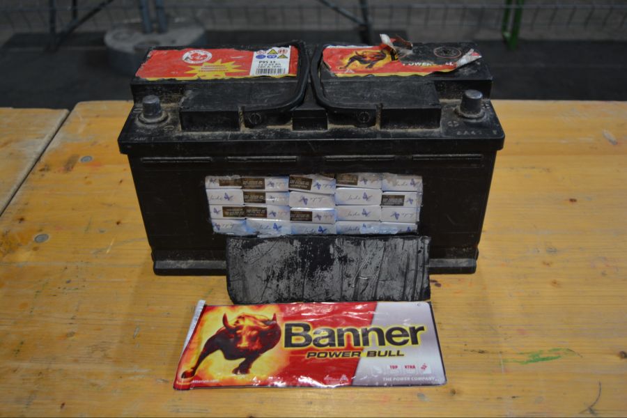 Diese waren unter anderem in einem Waffeleisen und in einer Autobatterie versteckt.