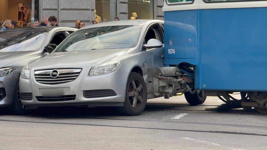 Eine Frau in einem der beteiligten Fahrzeuge wurde leicht verletzt.