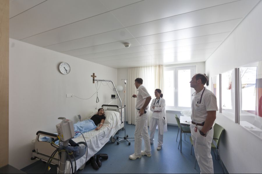 Eine Frau erhält eine Eiseninfusion. Zürcher Forschende haben ein neues Mittel gegen Eisenmangel entwickelt. (Archivbild)