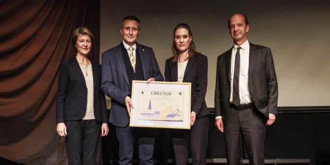 Übergabe einer Urkunde