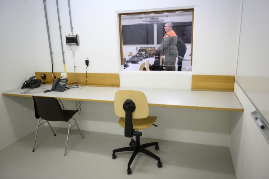 Zusätzlich dazu gibt es 1700 Standorte für den Zivilschutz sowie Führungsorgane. Ausserdem verfügt die Schweiz über eine unbekannte Zahl an militärischen Bunkern.